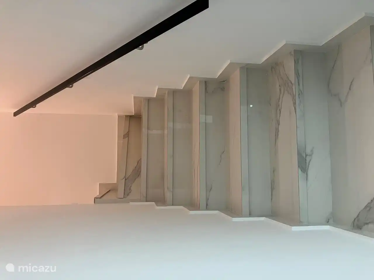 Innentreppe zur großzügigen Dachterrasse