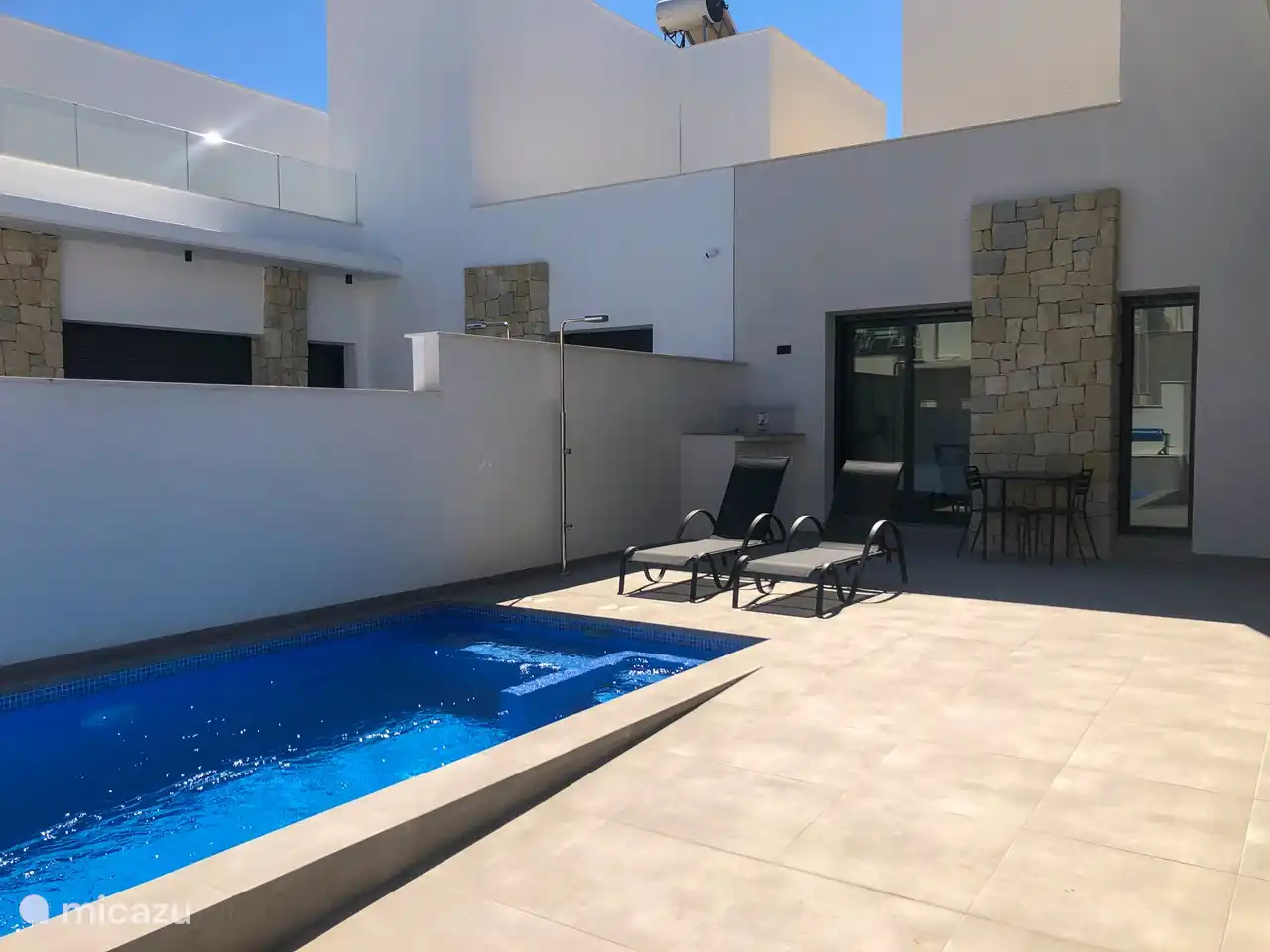 Schöner privater Pool mit Springbrunnen. Inklusive erhöhter Außendusche. 