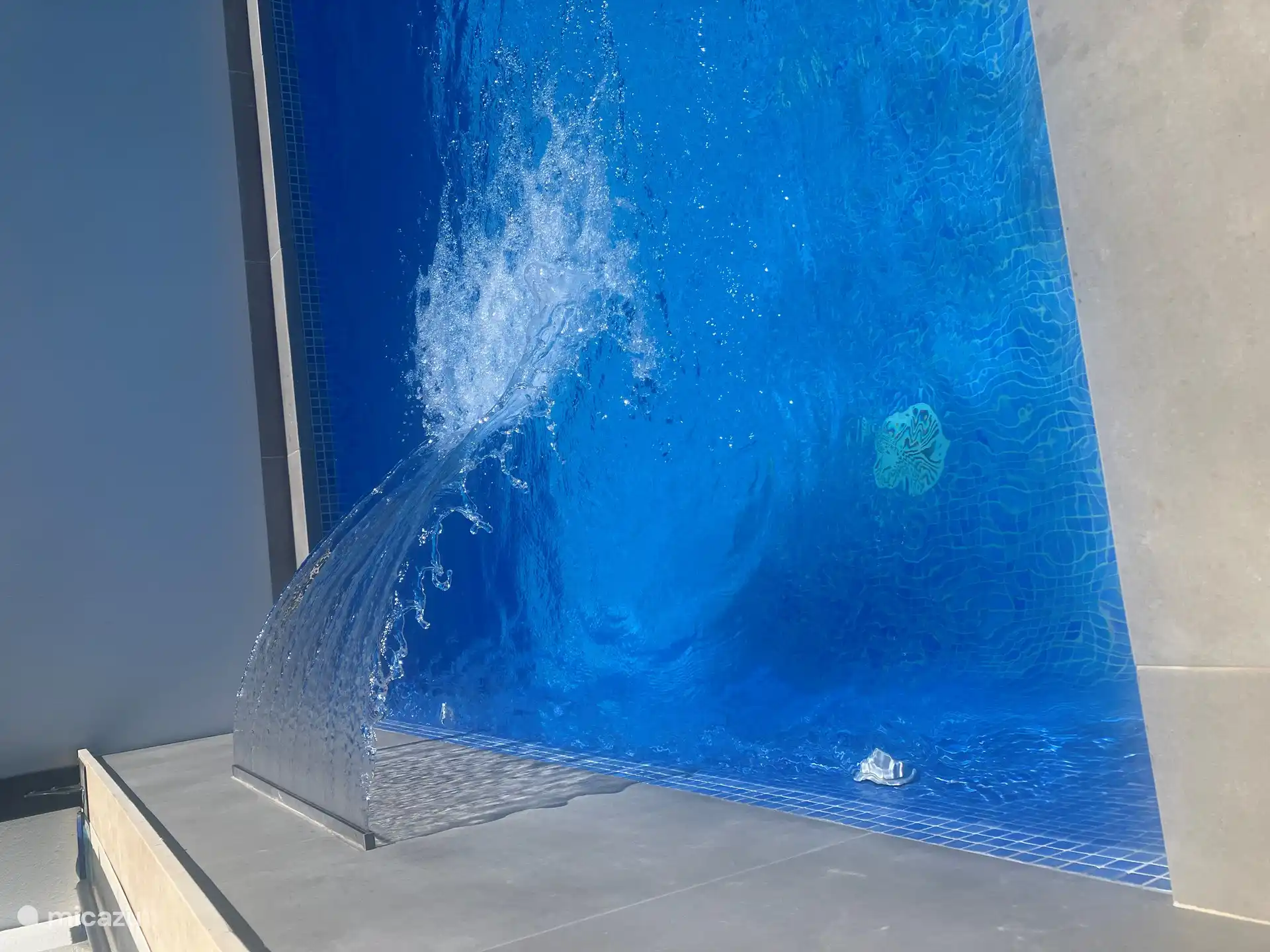 Der private Pool verfügt über einen Springbrunnen, der für alle Spaß macht.