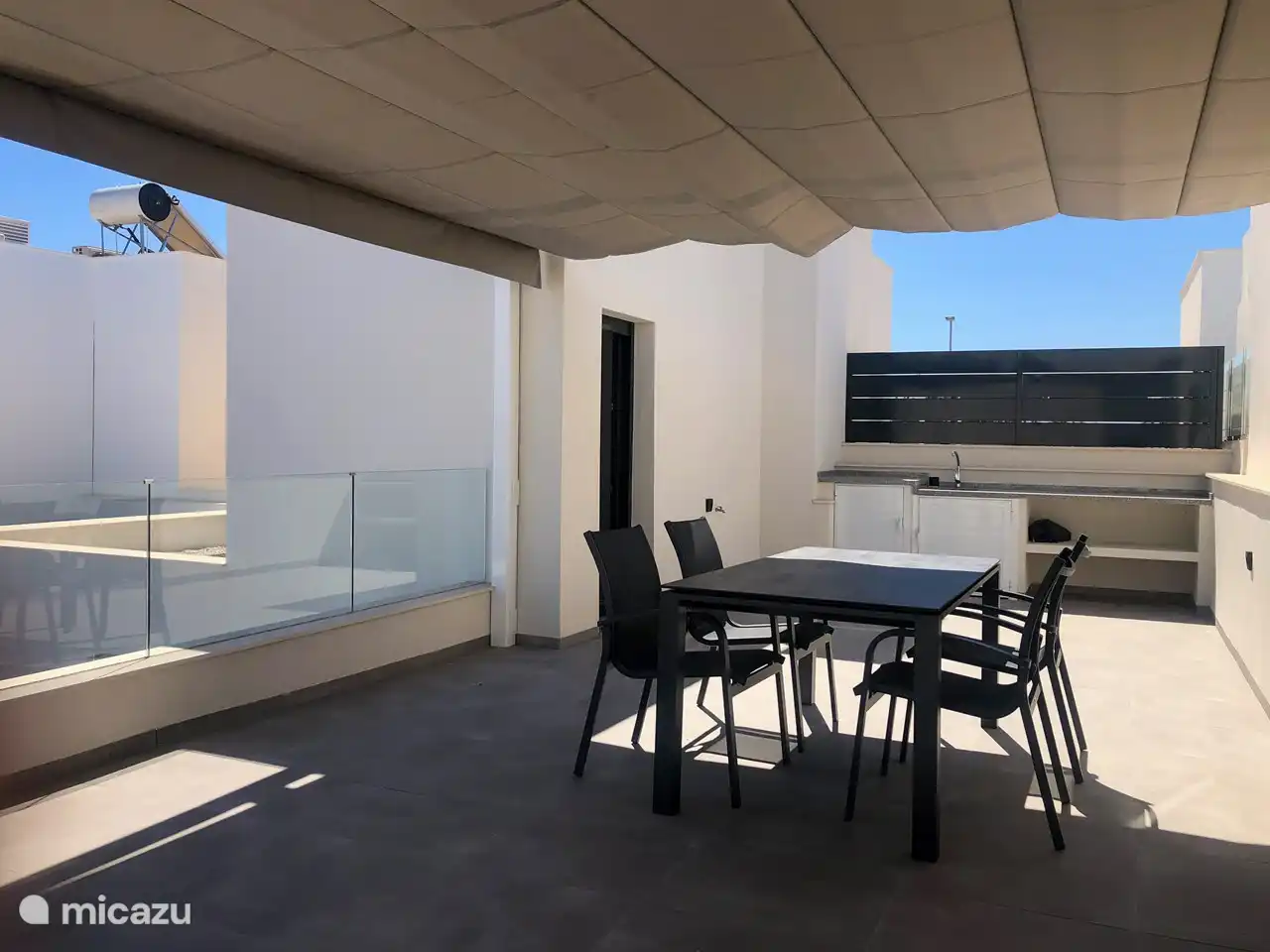 Mittels der ausziehbaren Pergola können Sie auch im Schatten sitzen