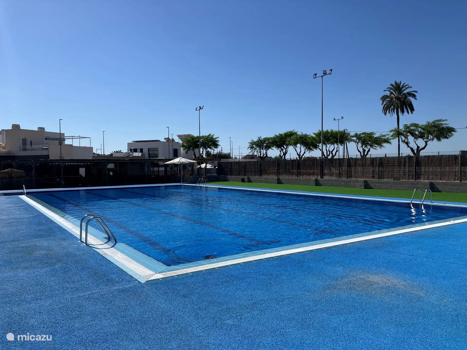 Nur 100 Meter im Dorf entfernt befindet sich ein großes öffentliches Schwimmbad (2,5 Eintritt p.P.)