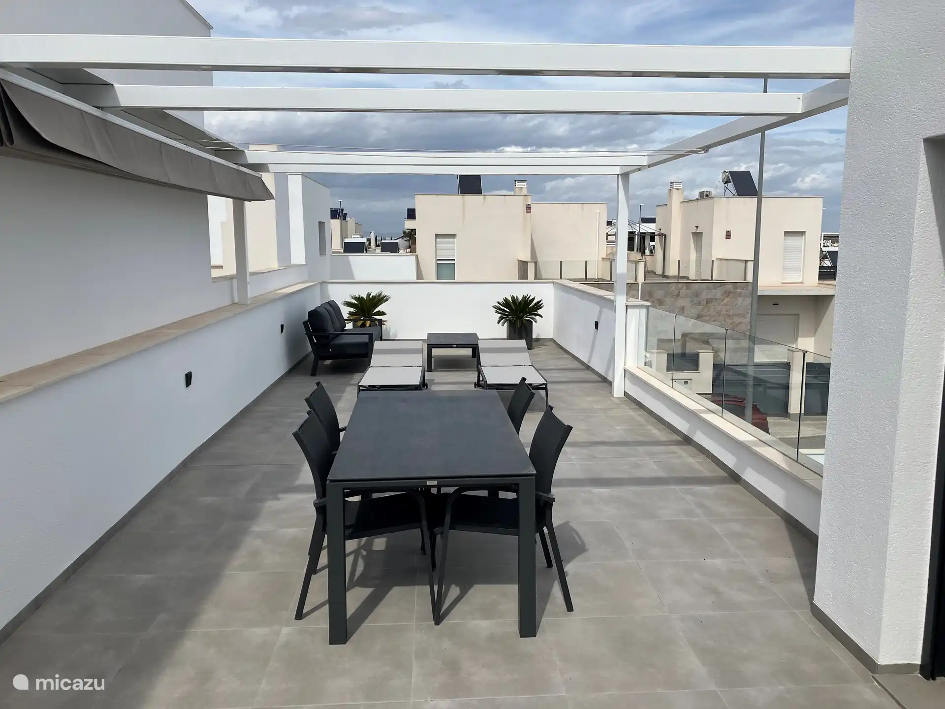 Komplette Dachterrasse. Loungesofa mit Couchtisch, 2 Liegen, 4 Stühlen und Esstisch. 