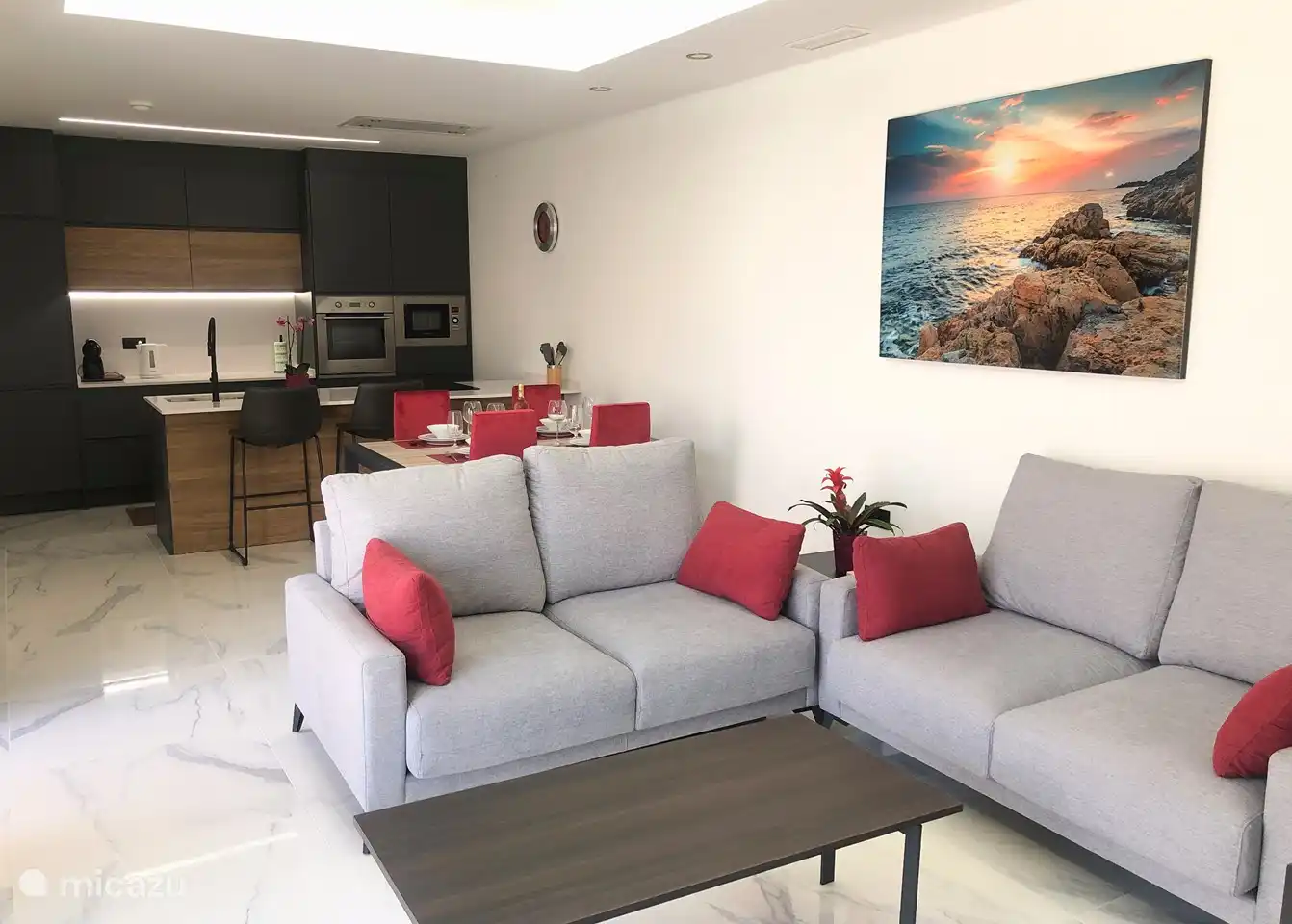 Eine komplette Küche mit allen Haushaltsgeräten ist vorhanden.