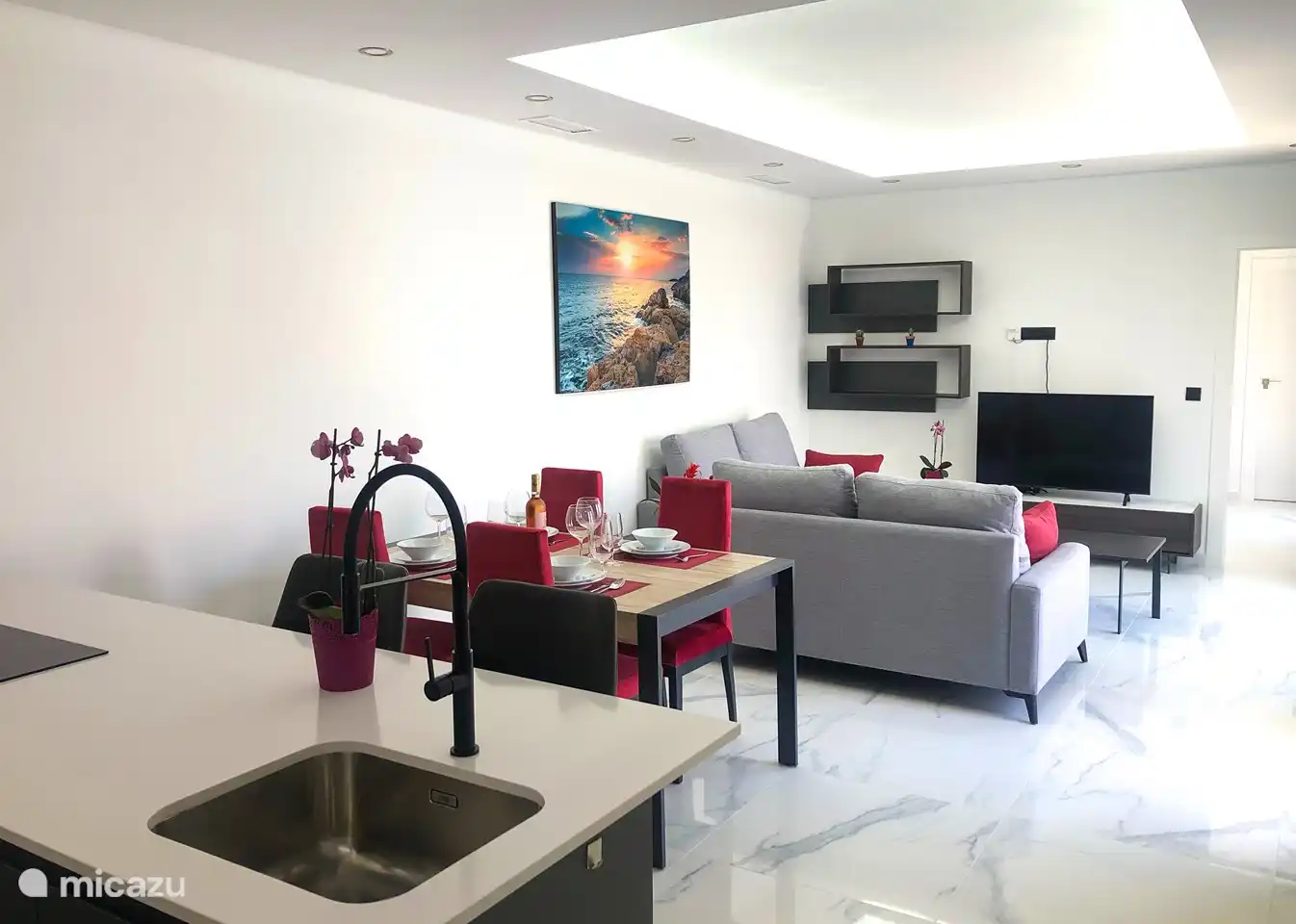 Geräumiges Wohnzimmer mit Smart-TV