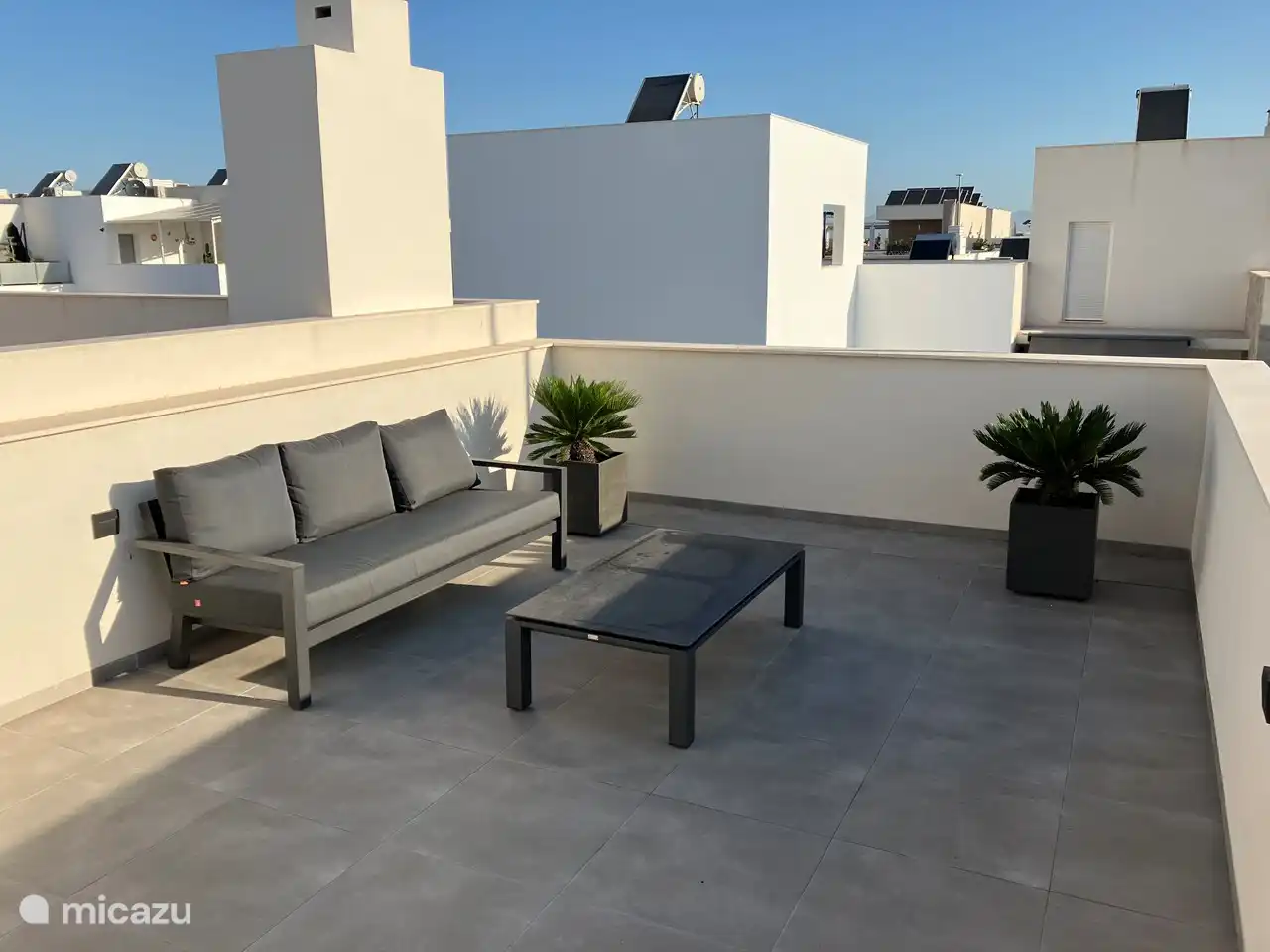 Bequemes Loungesofa mit Couchtisch