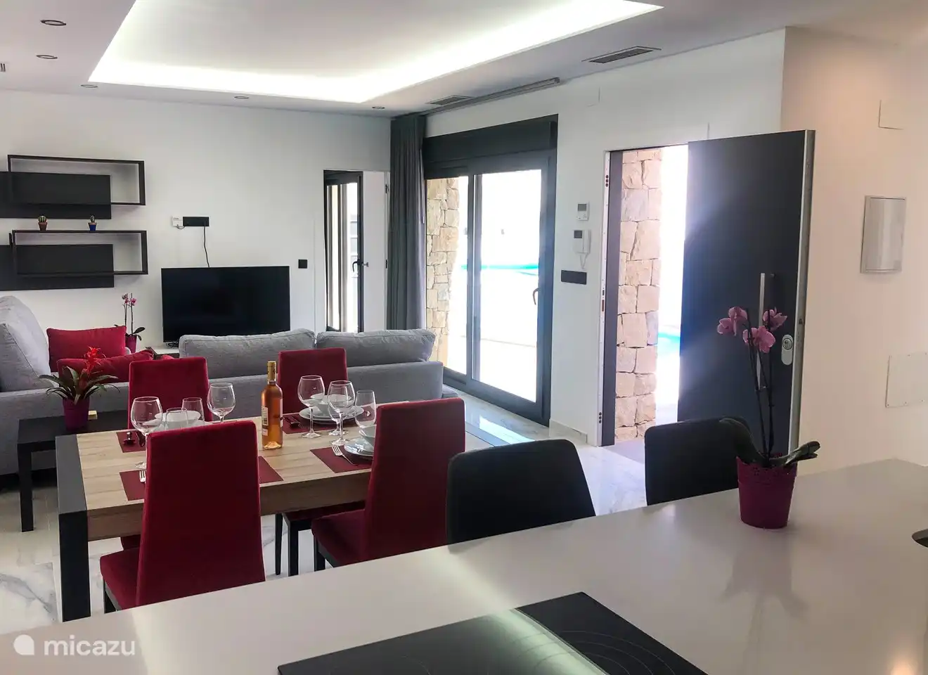 Geräumiges und modernes Wohnzimmer. 