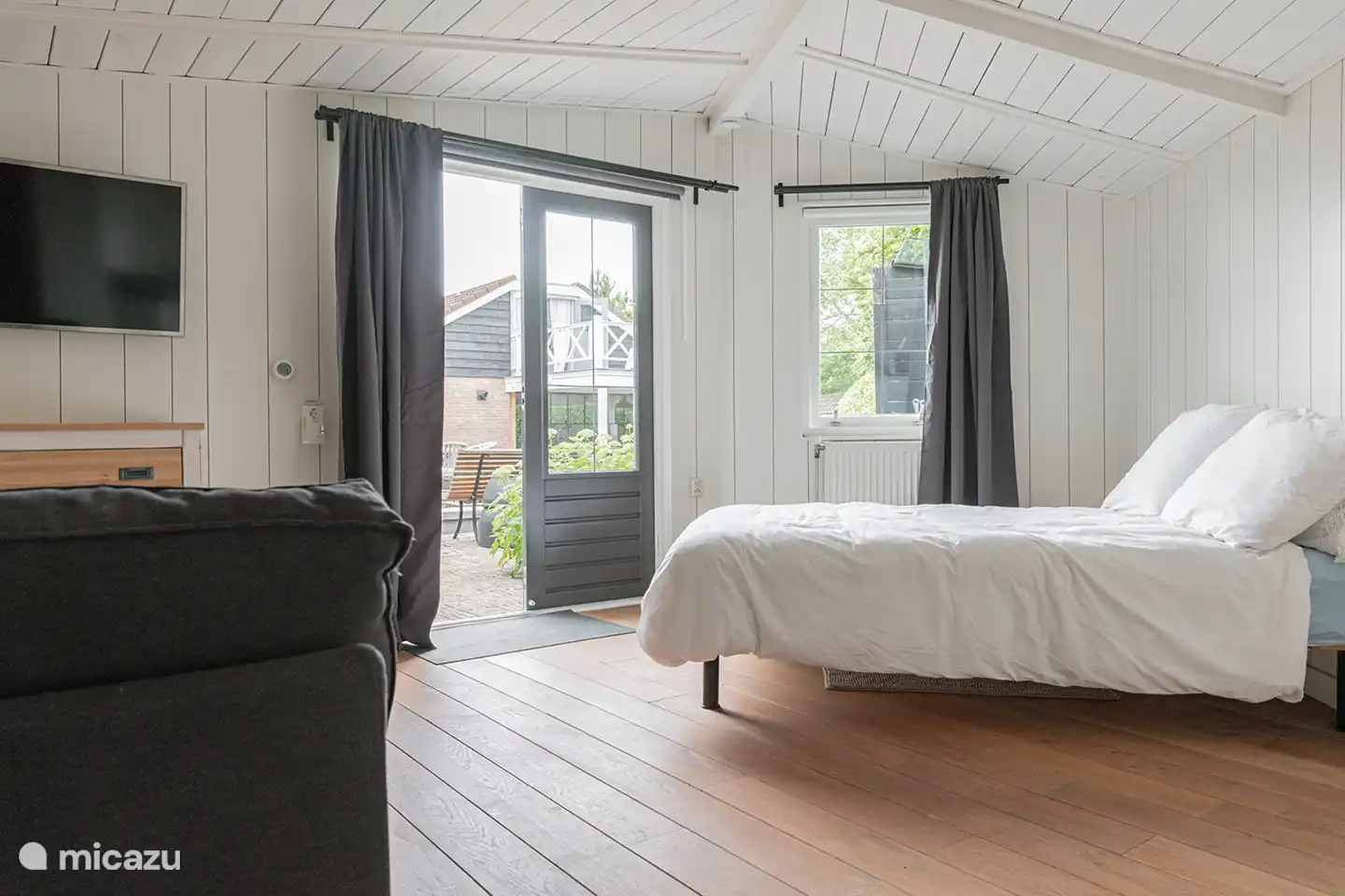 Guest house with a double bed 140x200, central heating and French doors.