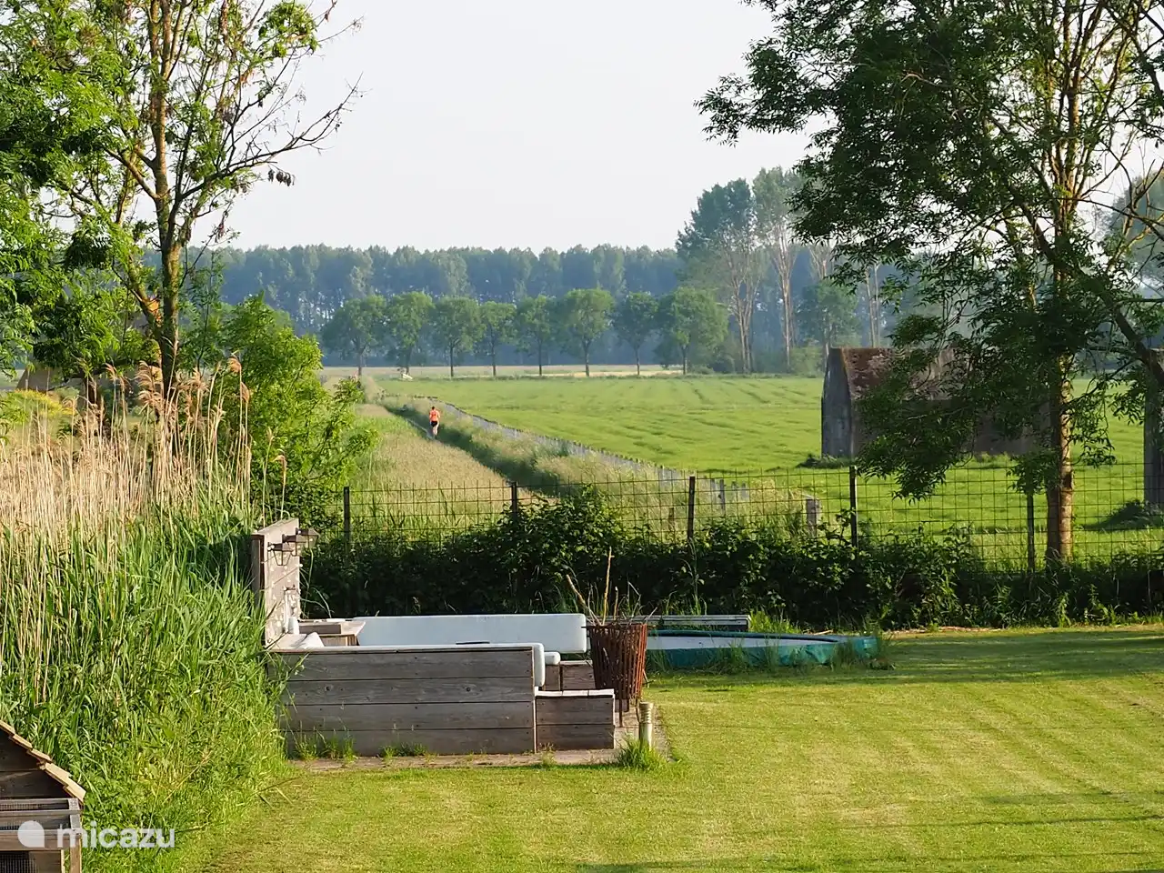 Zicht vanaf de loungebank/buitenkeuken op het schootsveldpad (klompenpad Goilberdingen)