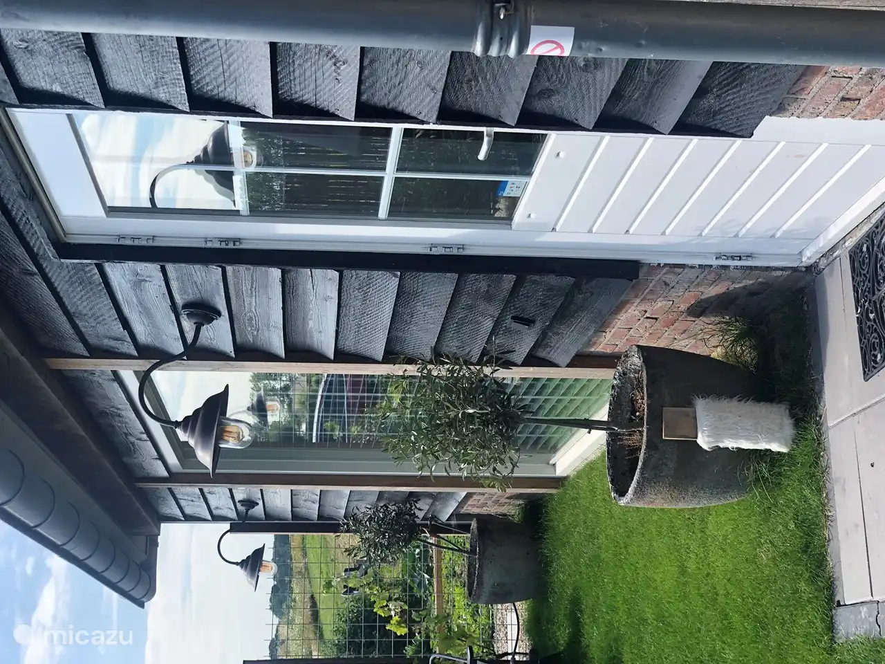 Voorzijde op het zuiden en westen (altijd zon!)