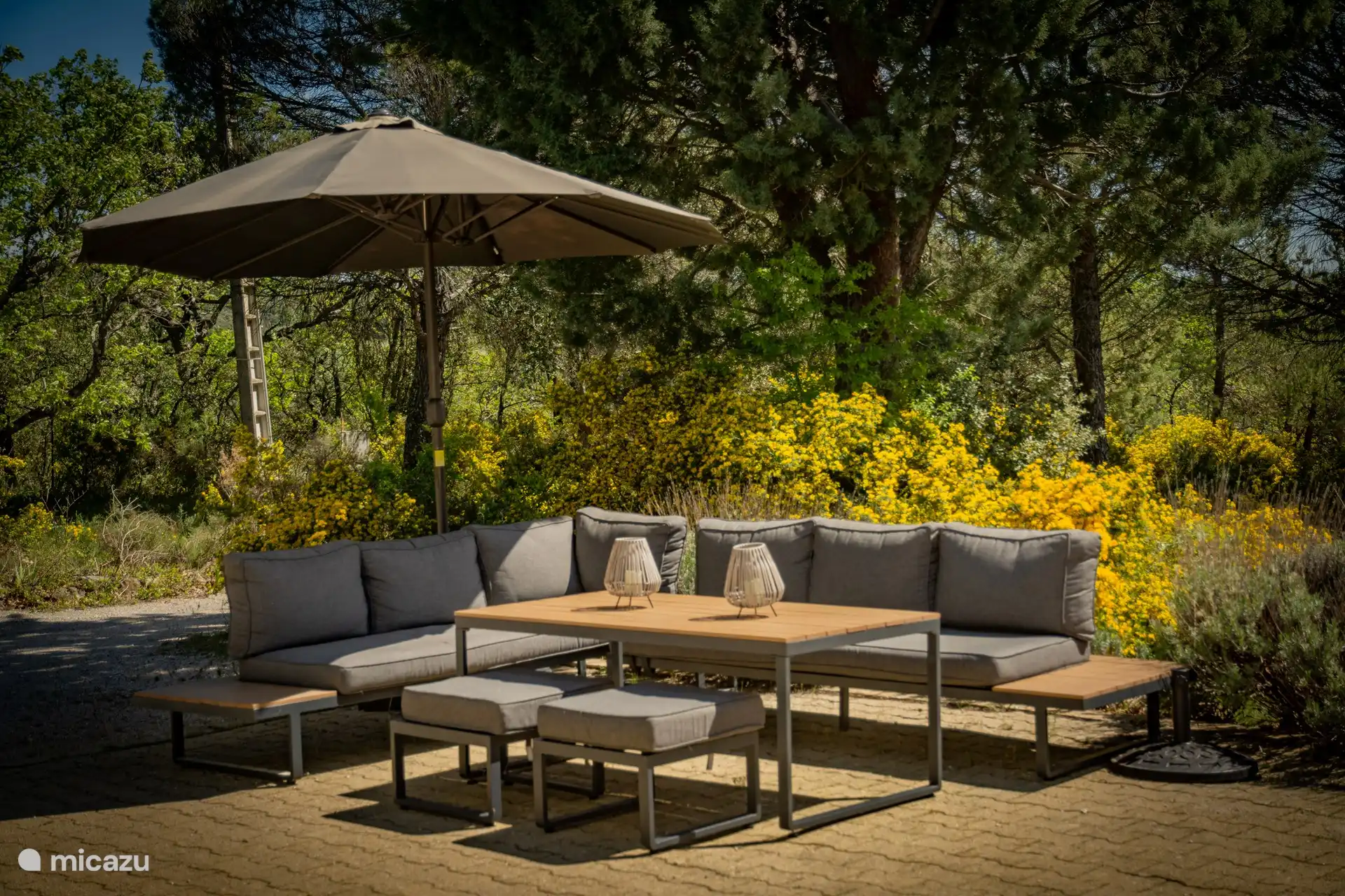 Loungebereich im Obergeschoss