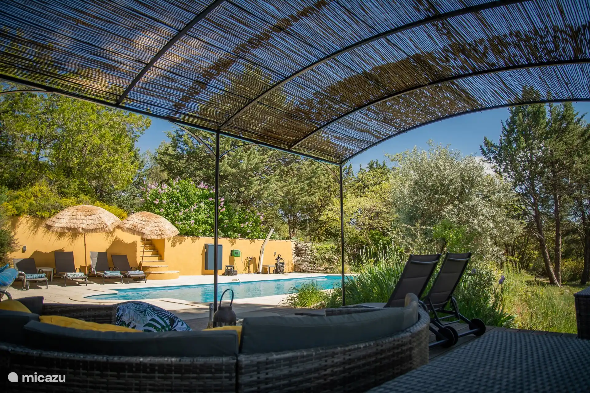 Schwimmbad mit schöner Pagode