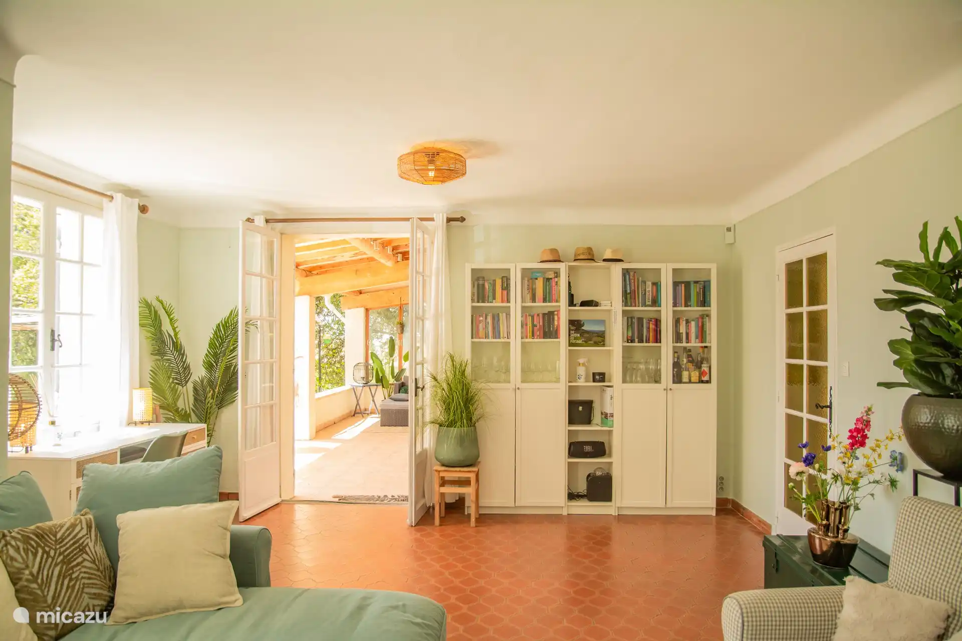 Wohnzimmer: viele Spiele und Bücher verfügbar