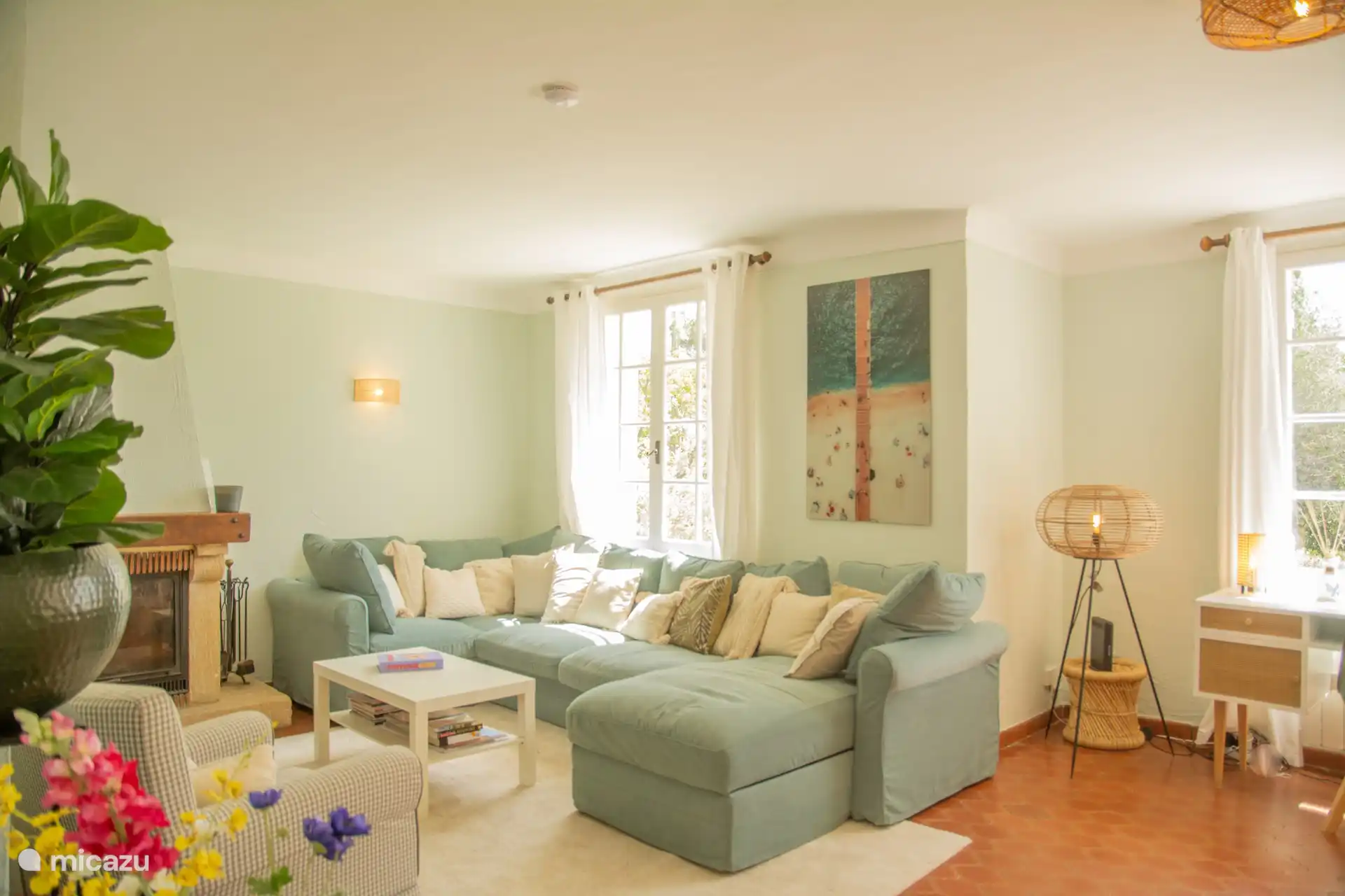 Wohnzimmer mit großem Lounge-Sofa