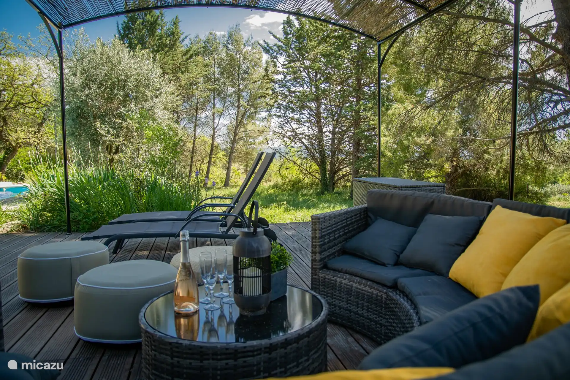 Loungebereich am Pool