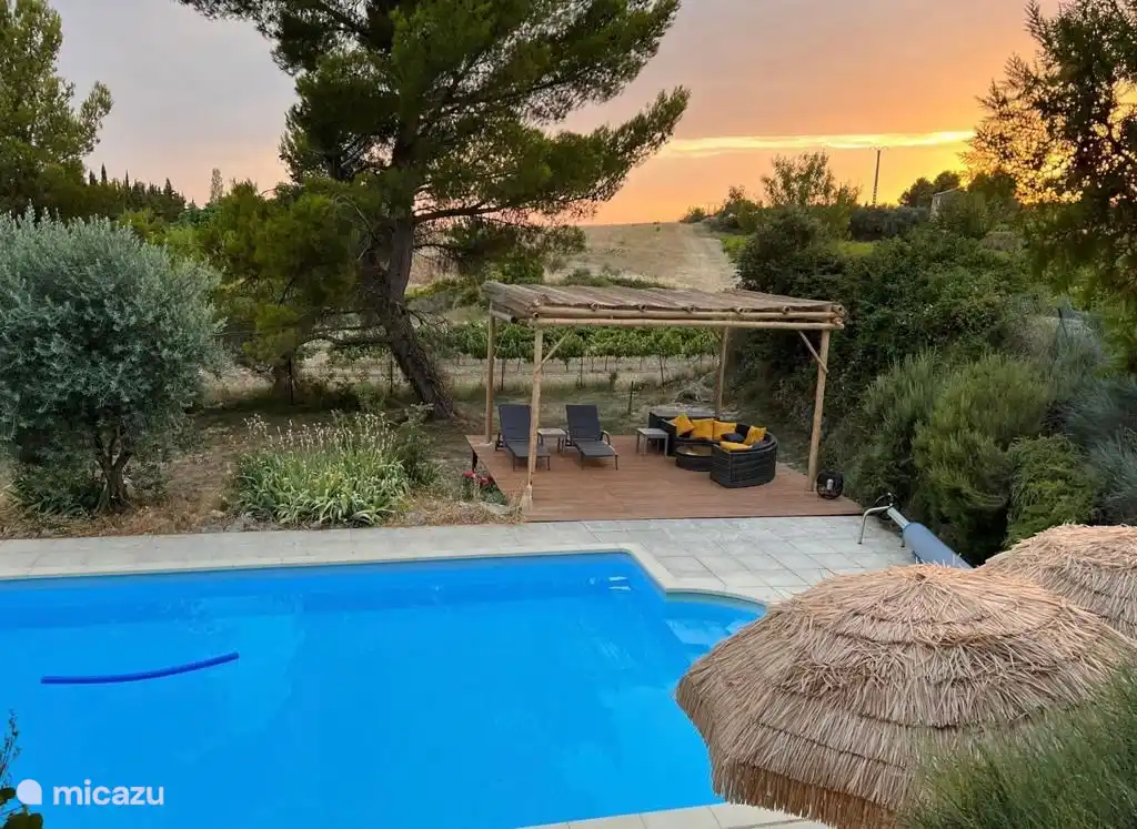 Am Pool ein schönes Pagodenzelt, wo Sie sich entspannen können. Genügend Sonne aber sicher auch Schattenplätze am Pool