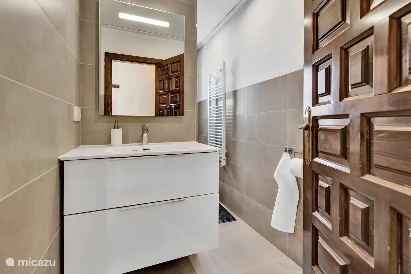 Salle de bain dans la première chambre