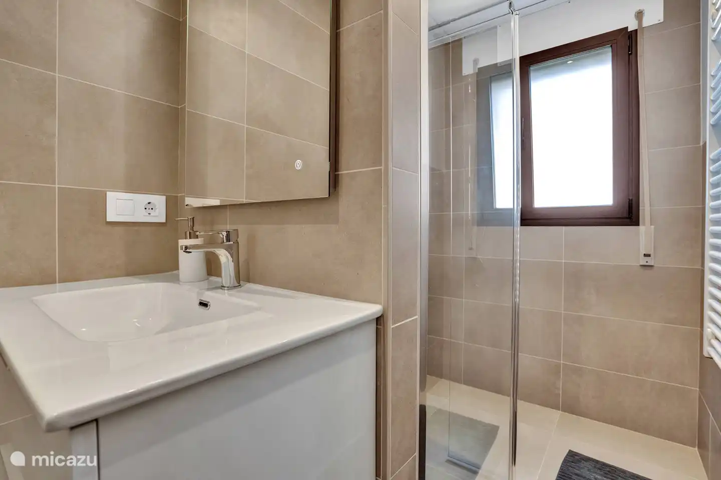 Salle de bain dans la première chambre