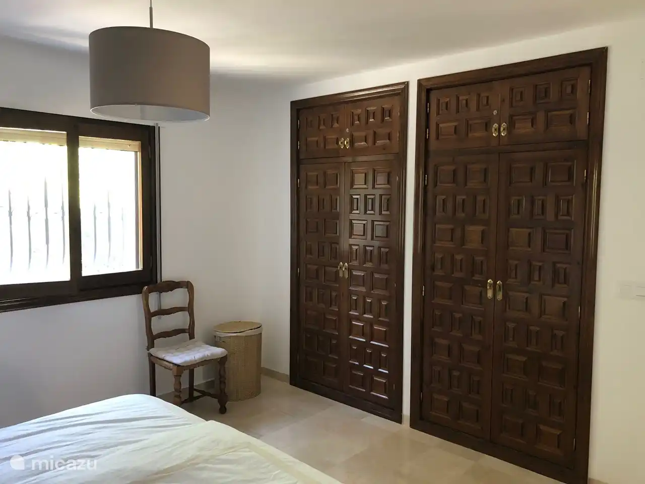 La chambre principale a deux armoires encastrées (elle et lui).