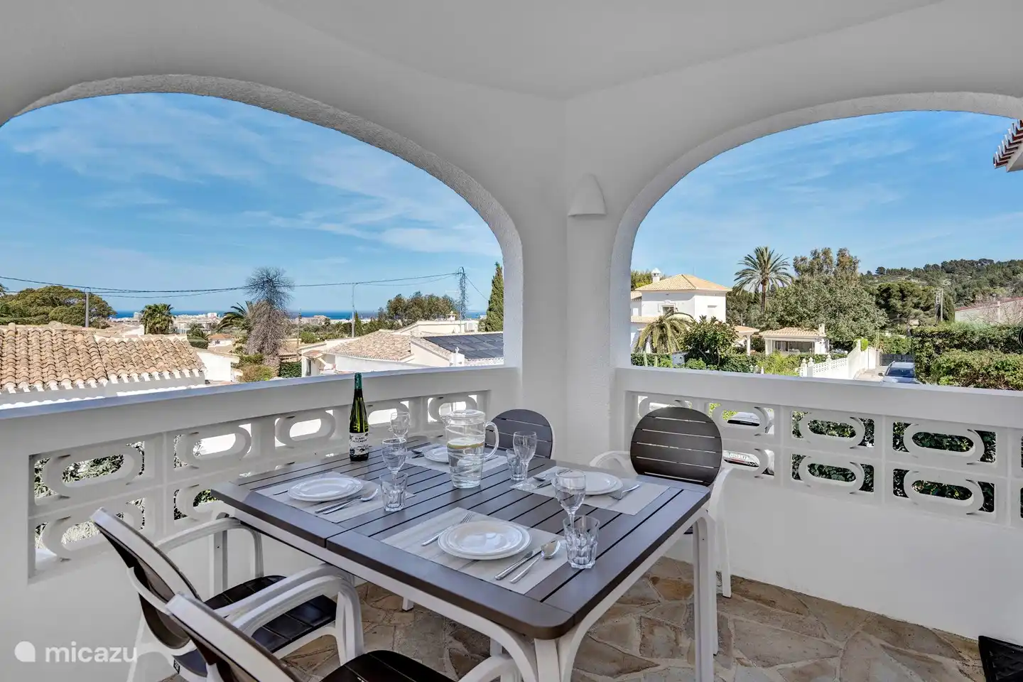 Le porche avec vue sur la mer et Dénia. Particulièrement d'une beauté à couper le souffle la nuit avec toutes les lumières du port et de la ville.