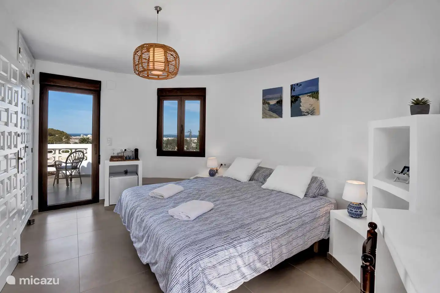 Une troisième chambre avec sa propre entrée. C'est la chambre de la tour de Casa Joya. Intimité totale si vous séjournez chez des amis. La chambre est équipée d'un réfrigérateur, d'une machine Nespresso et d'une bouilloire.