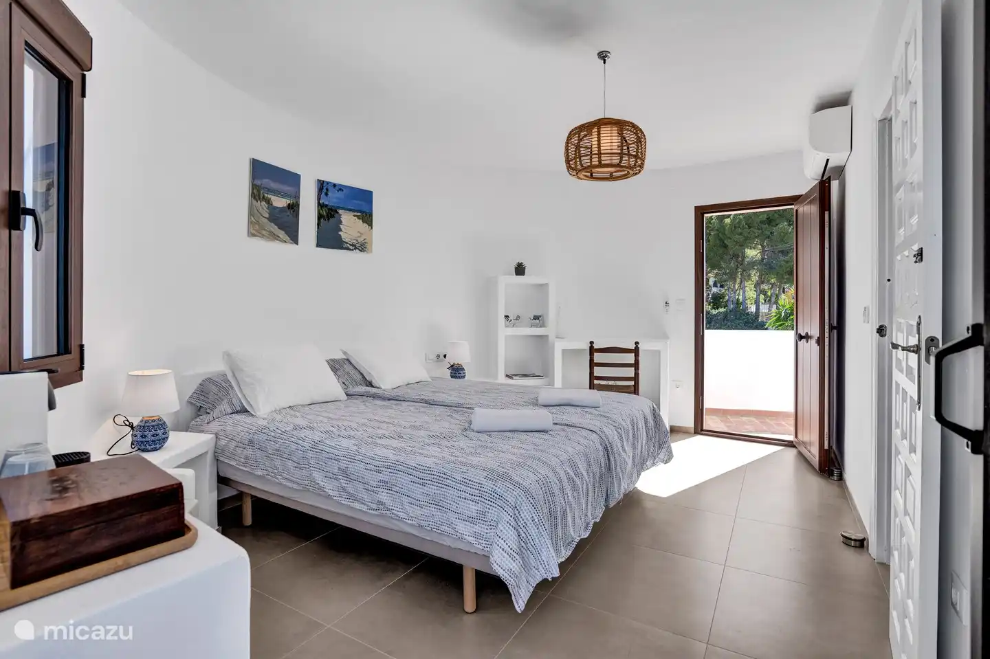 La salle de la tour est également adaptée au travail à domicile. Il y a une connexion Internet au bureau/coiffeuse.