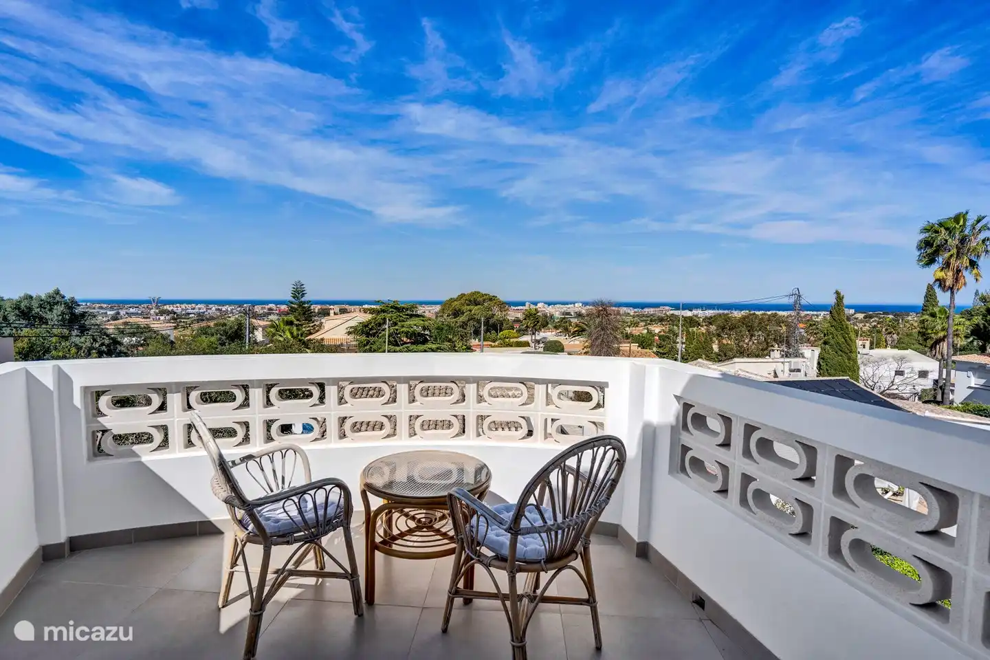 Vue depuis la terrasse privée de la chambre de la tour.