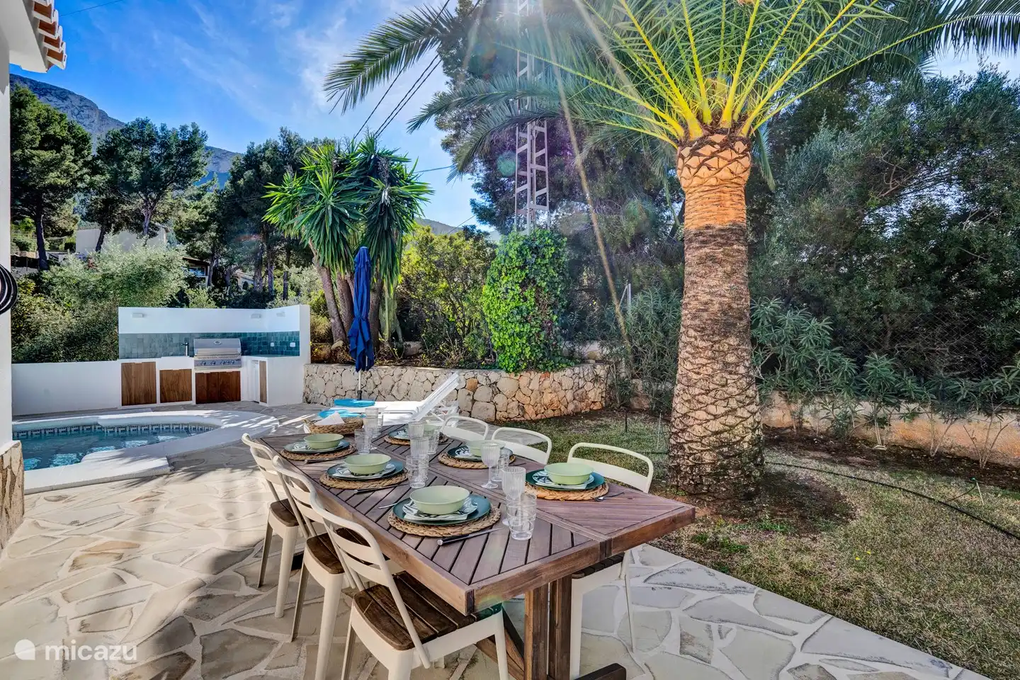 Table de jardin spacieuse pour profiter de la nourriture, du vin et de la compagnie jusqu'au petit matin.