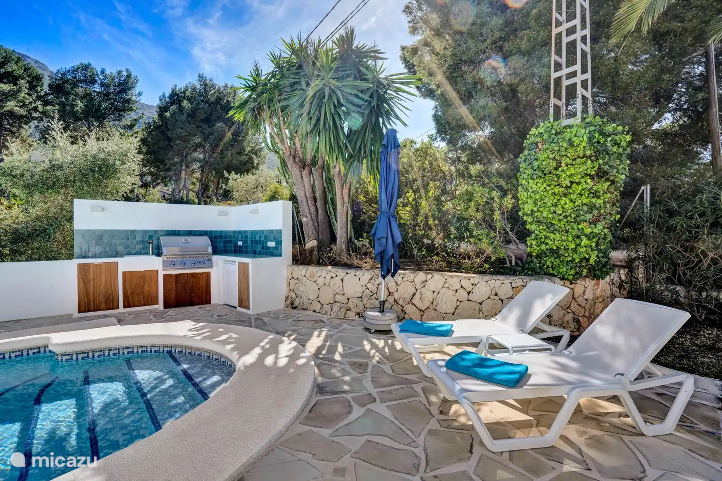 Il y a plusieurs transats répartis sur les terrasses.