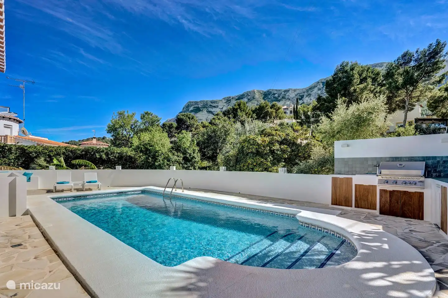 La piscine avec le barbecue surplombant le Montgó