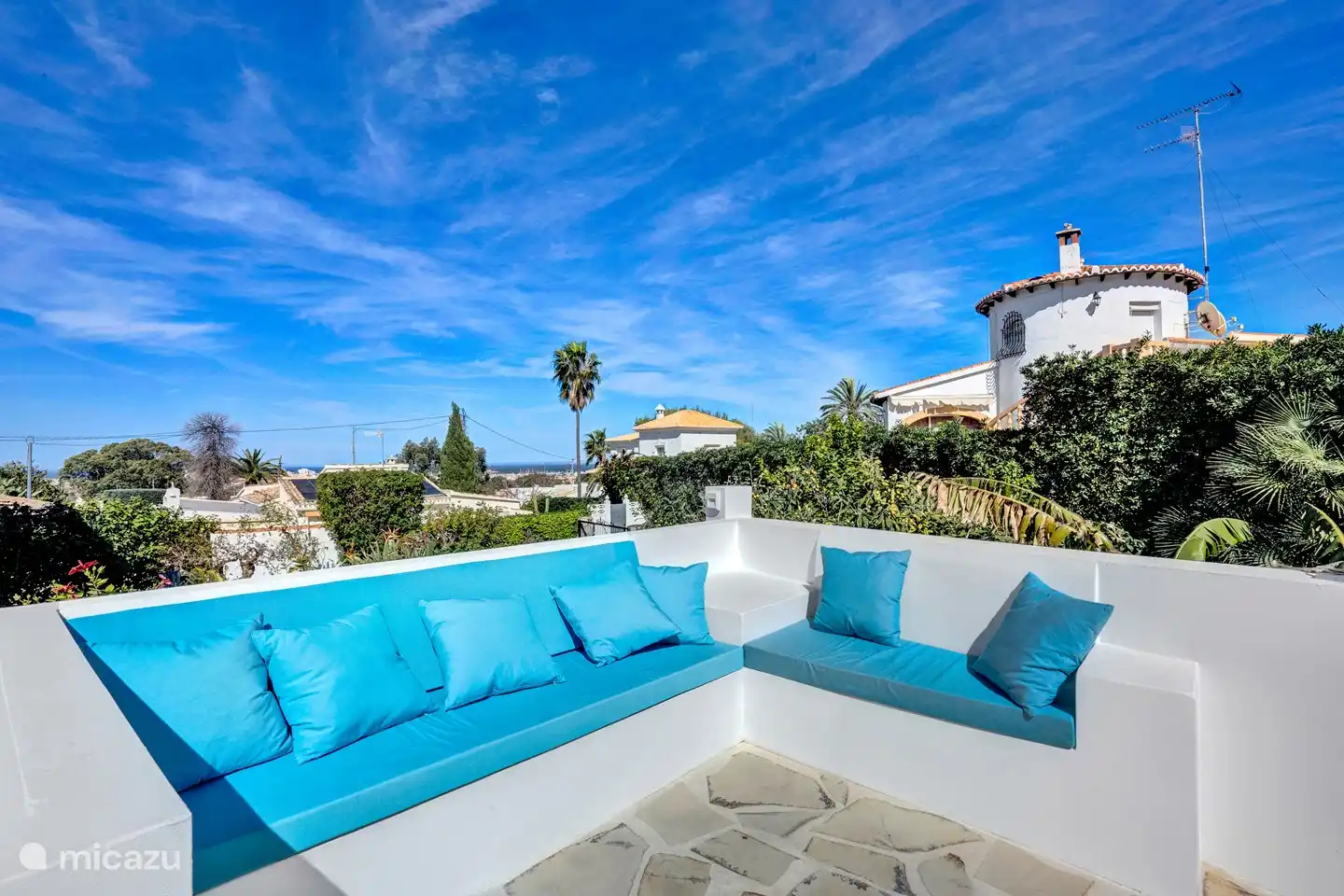 Canapé d'angle où vous pourrez boire une tasse de café/thé le matin. Ou prendre un verre l'après-midi.