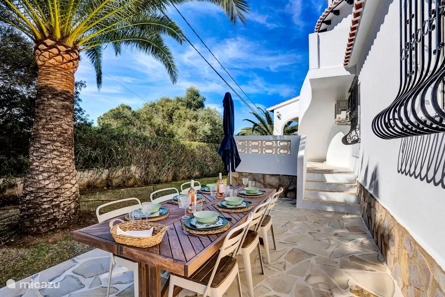 Table de jardin avec 6 places assises à l'arrière de la maison.