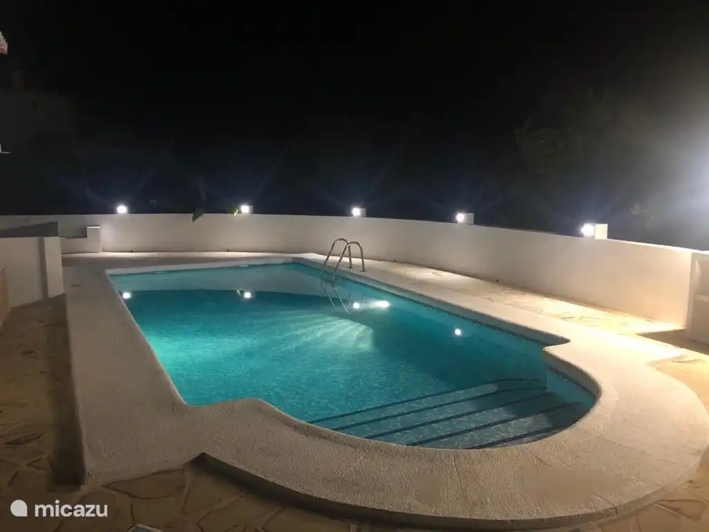 La piscine la nuit.