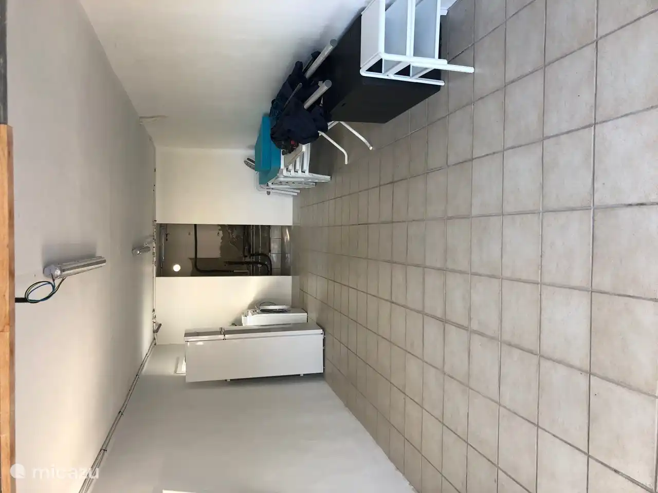 Les vélos, les sacs de golf et les motos peuvent être garés dans le garage spacieux. Aussi une voiture si vous le souhaitez.