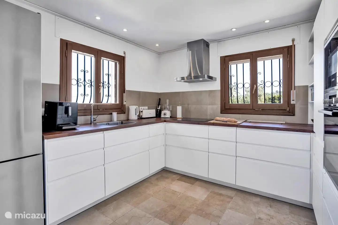 Cuisine avec tous les appareils tels que lave-vaisselle, four, micro-ondes, réfrigérateur / congélateur et ustensiles de cuisine.