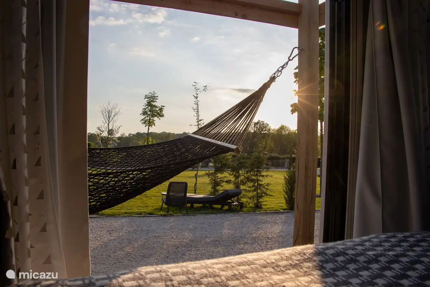 Portes françaises de la chambre et un hamac où vous pourrez profiter de la lecture de votre livre.