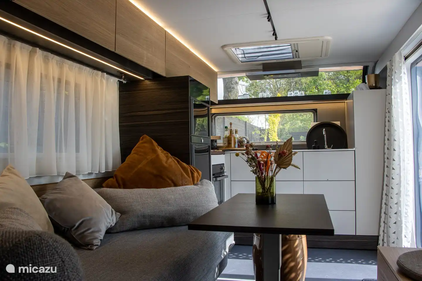 Séjour avec cuisine ouverte