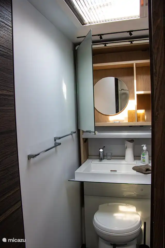 Et salle d'eau libre avec douche à l'italienne, lavabo, WC.