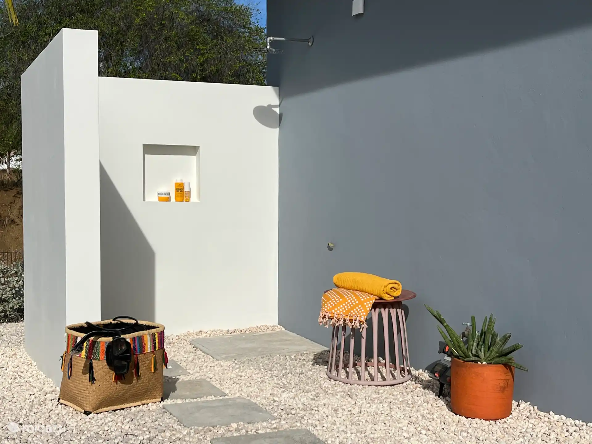 Genießen Sie die schöne Außendusche, ausgestattet mit einer Nische für Ihr Shampoo.