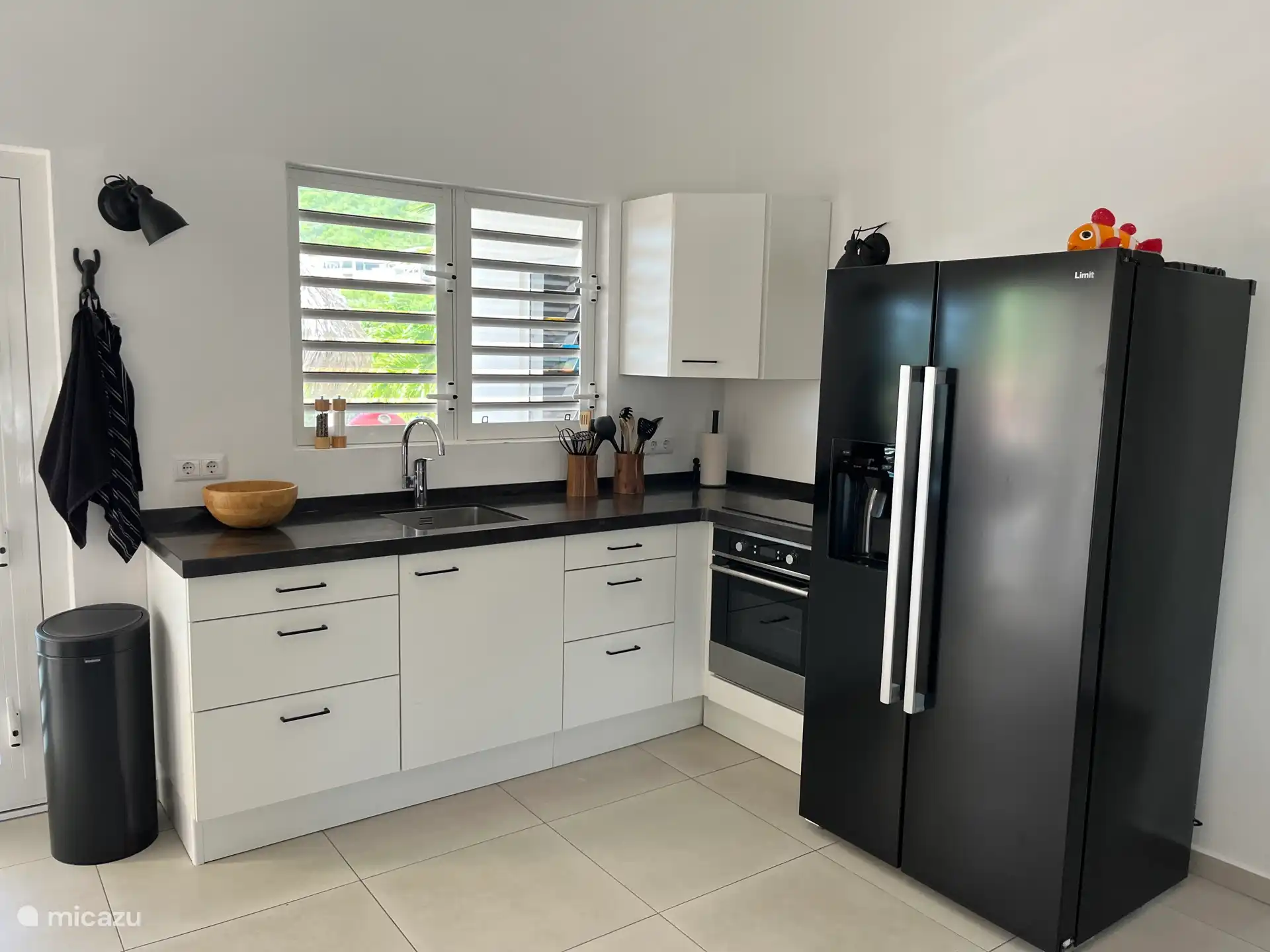 Die Küche ist gut ausgestattet mit allen Küchenutensilien. Kaffeemaschine, Wasserkocher, Senseo, Saftpresse, Toaster, Sandwichmaker, Handmixer, Mixer und Stabmixer sind unter anderem. 