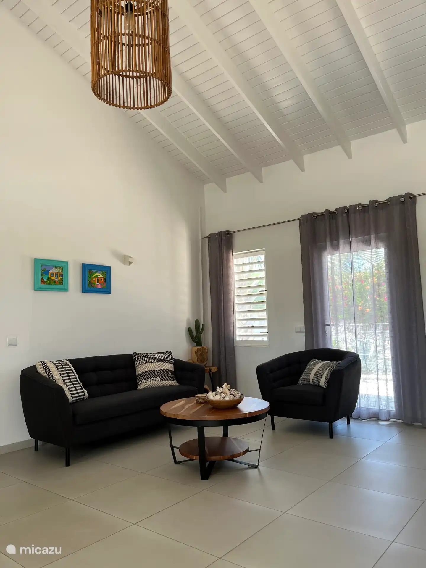 Das Wohnzimmer verfügt über eine gemütliche Sitzecke 