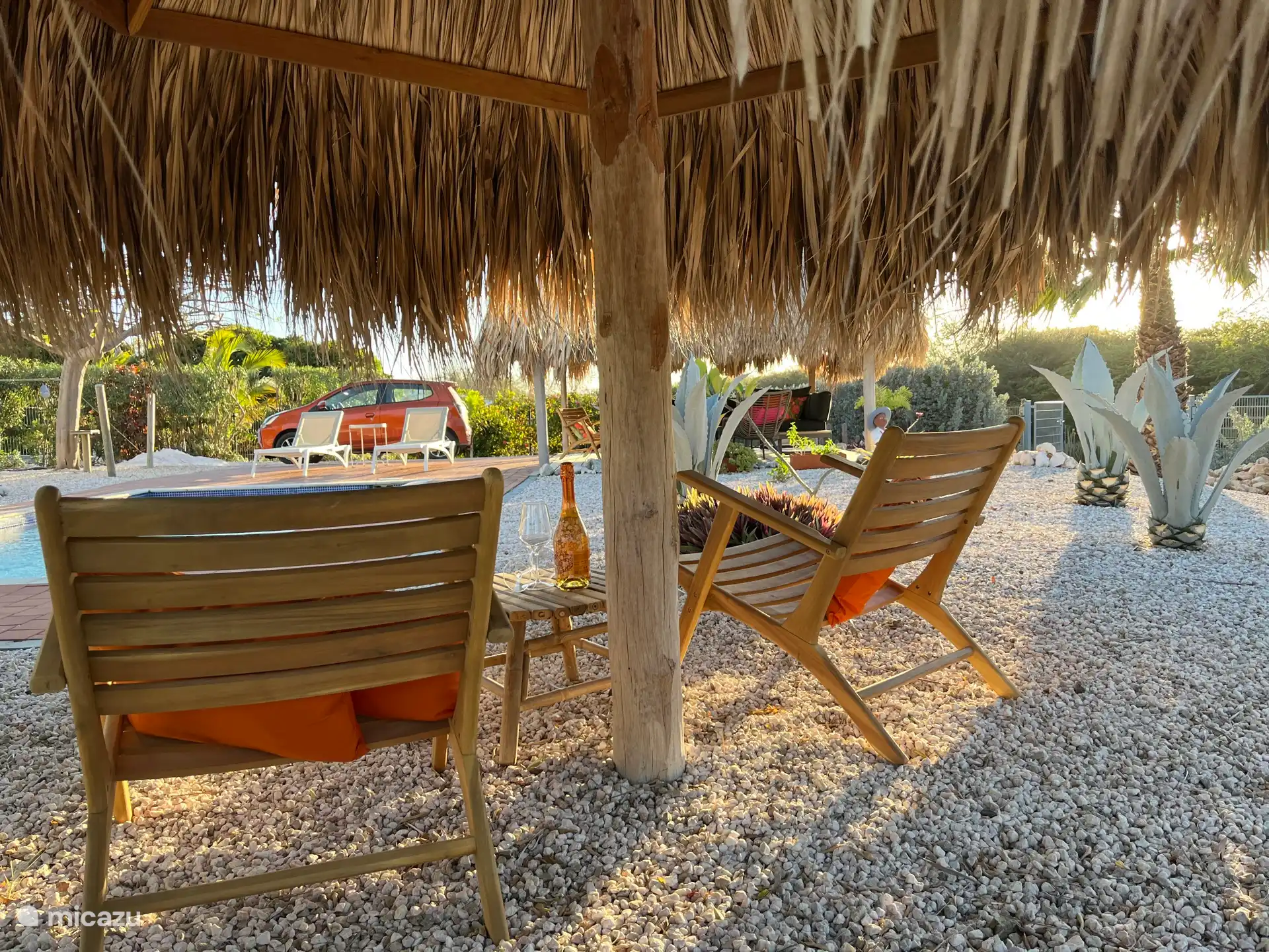 Blick vom Sonnenschirm auf das Becken