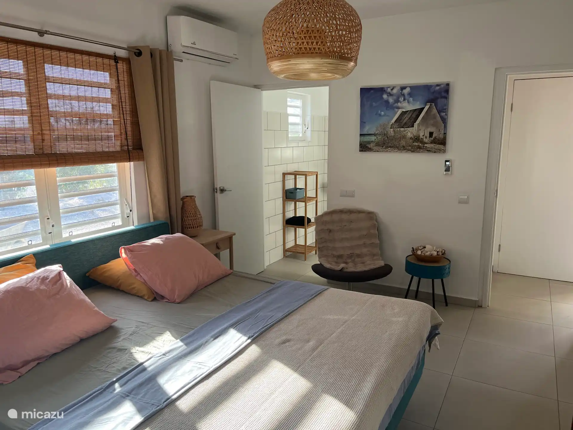 Das erste Schlafzimmer hat einen zusätzlichen Sitzbereich und ein angrenzendes Badezimmer