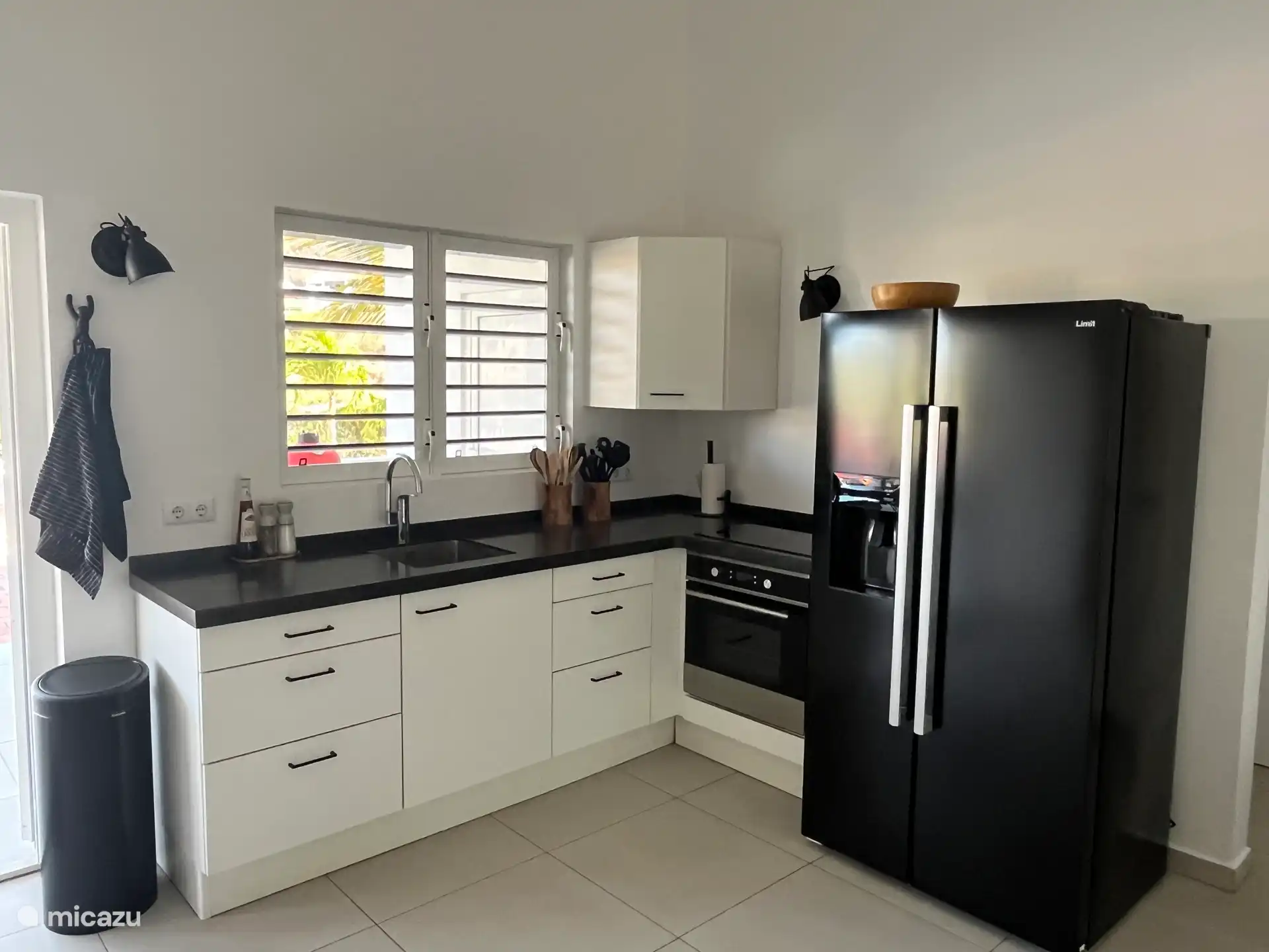 Unsere Küche ist mit einem Elektroherd, einem amerikanischen Kühlschrank und einem Ofen ausgestattet.