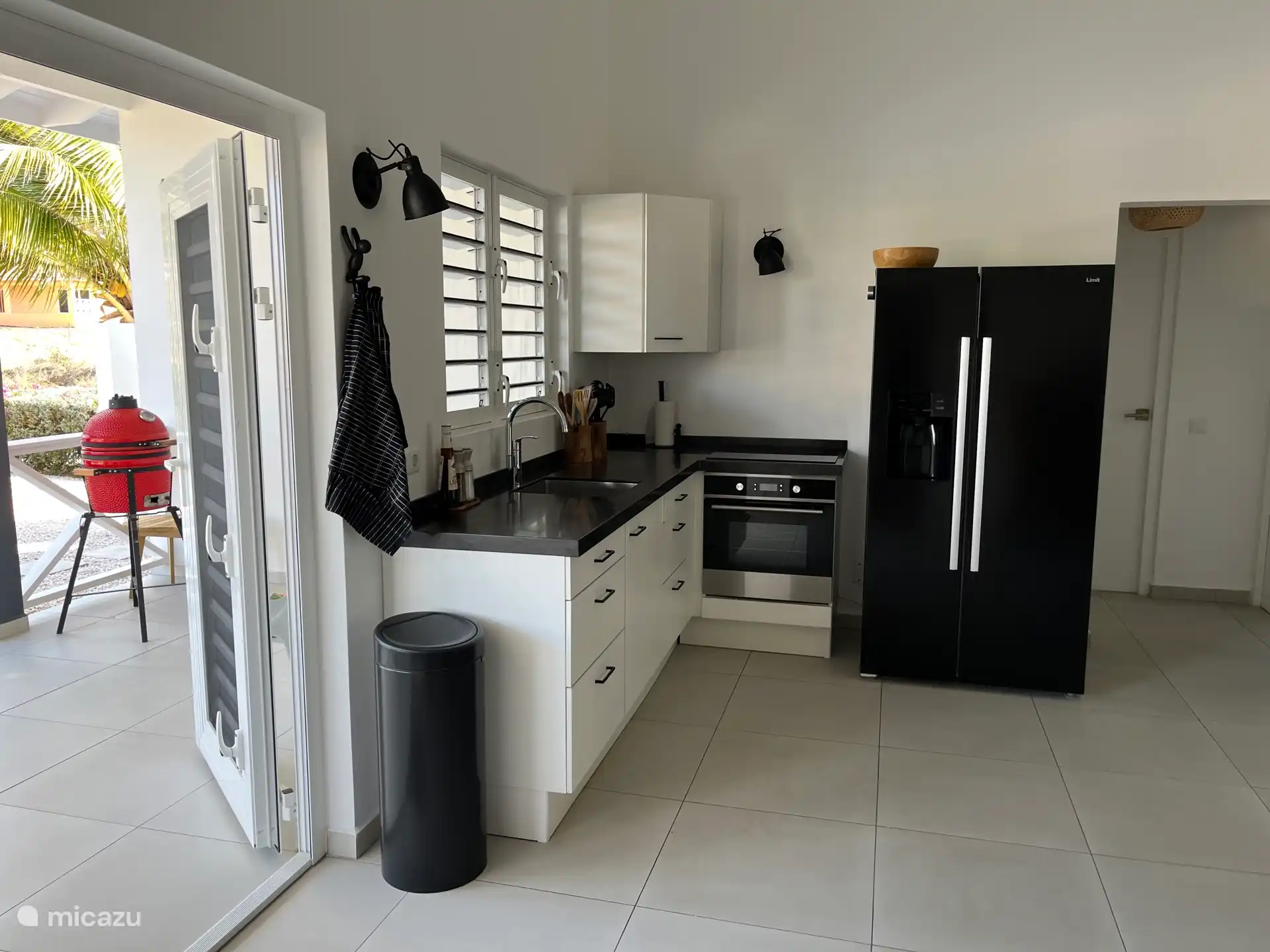 Die Küche grenzt an die Veranda