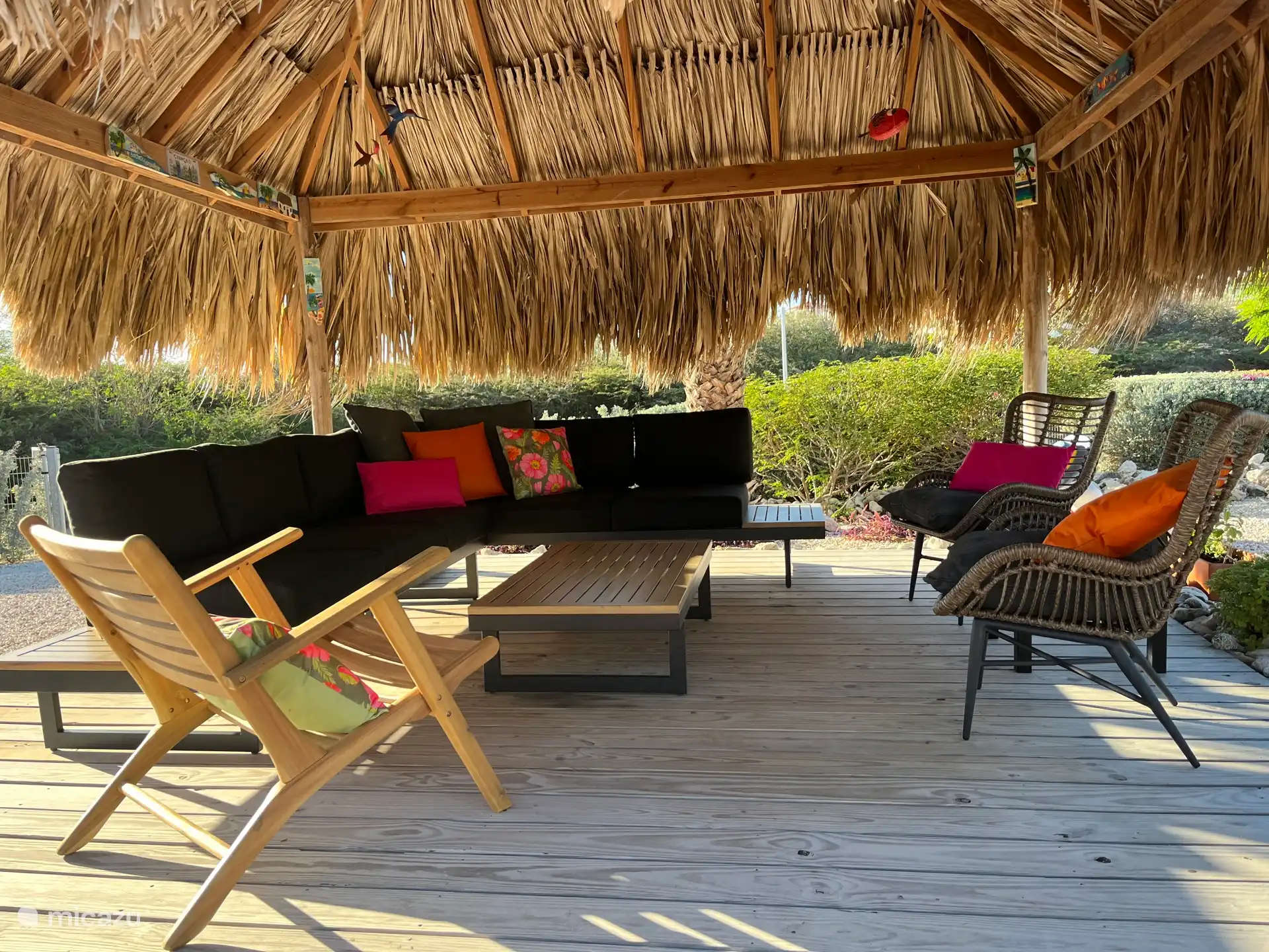Palapa ausgestattet mit einem Lounge-Sofa 