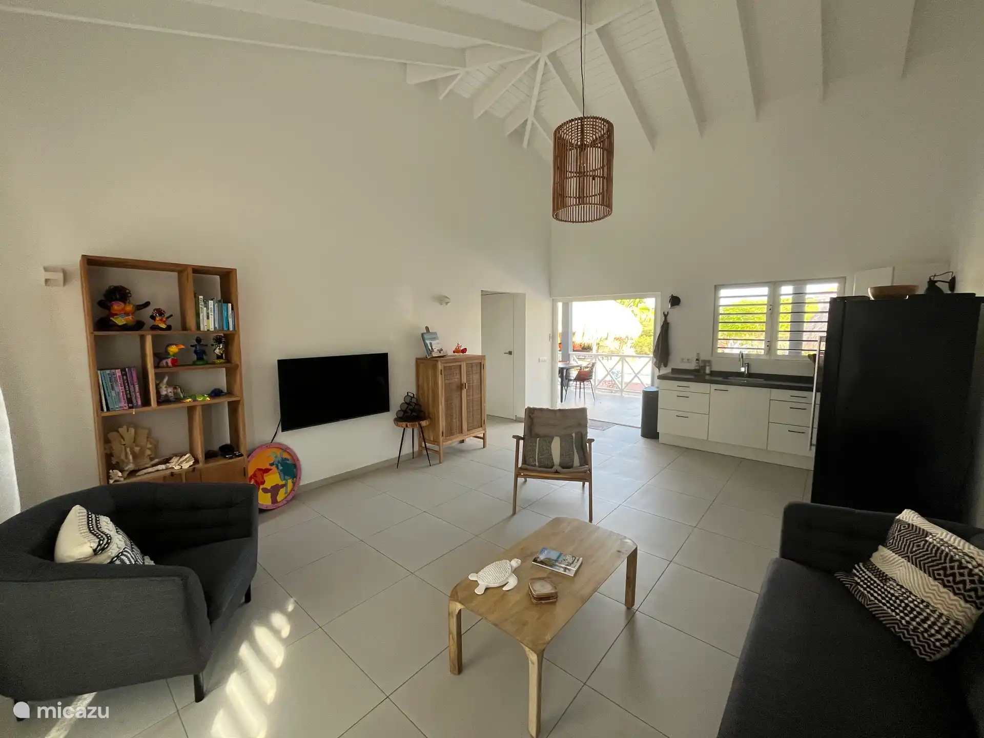 Bücherregal mit Kochbüchern und Büchern über Curaçao, die Casa C24 gehören. 