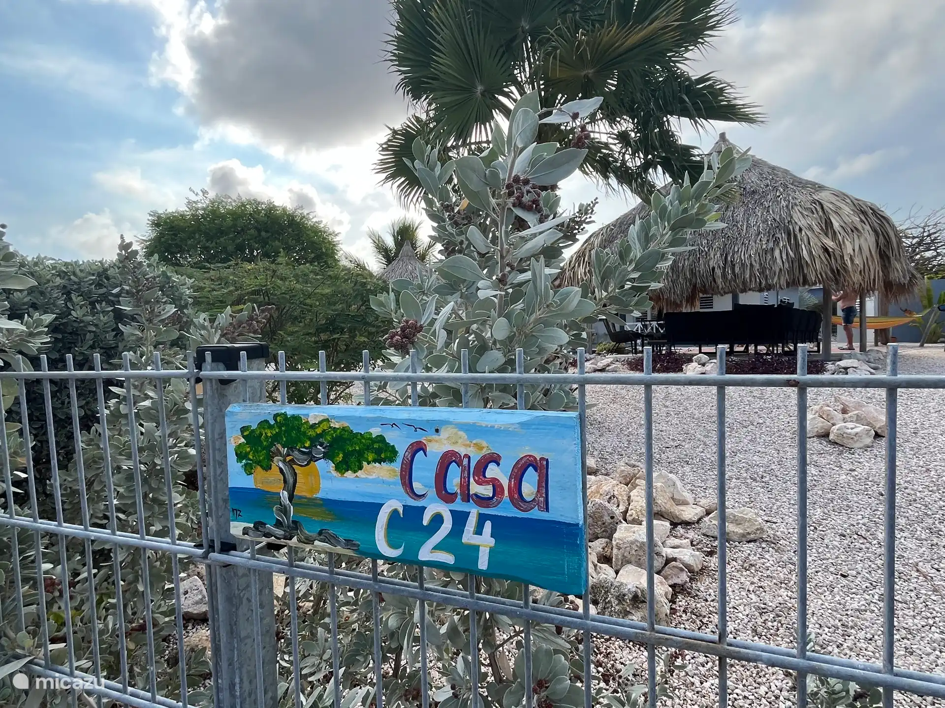 Unser Hausname steht neben der Einfahrt unseres Grundstücks hinten. 