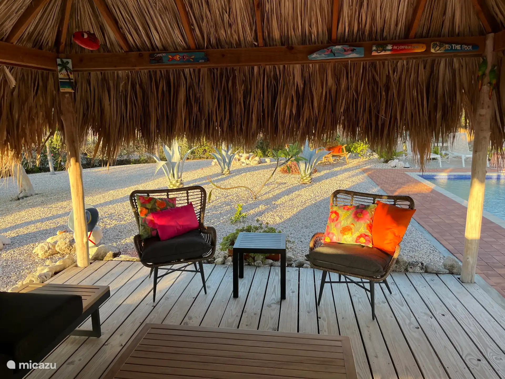 Zusätzliche Stühle stehen unter der Palapa zur Verfügung