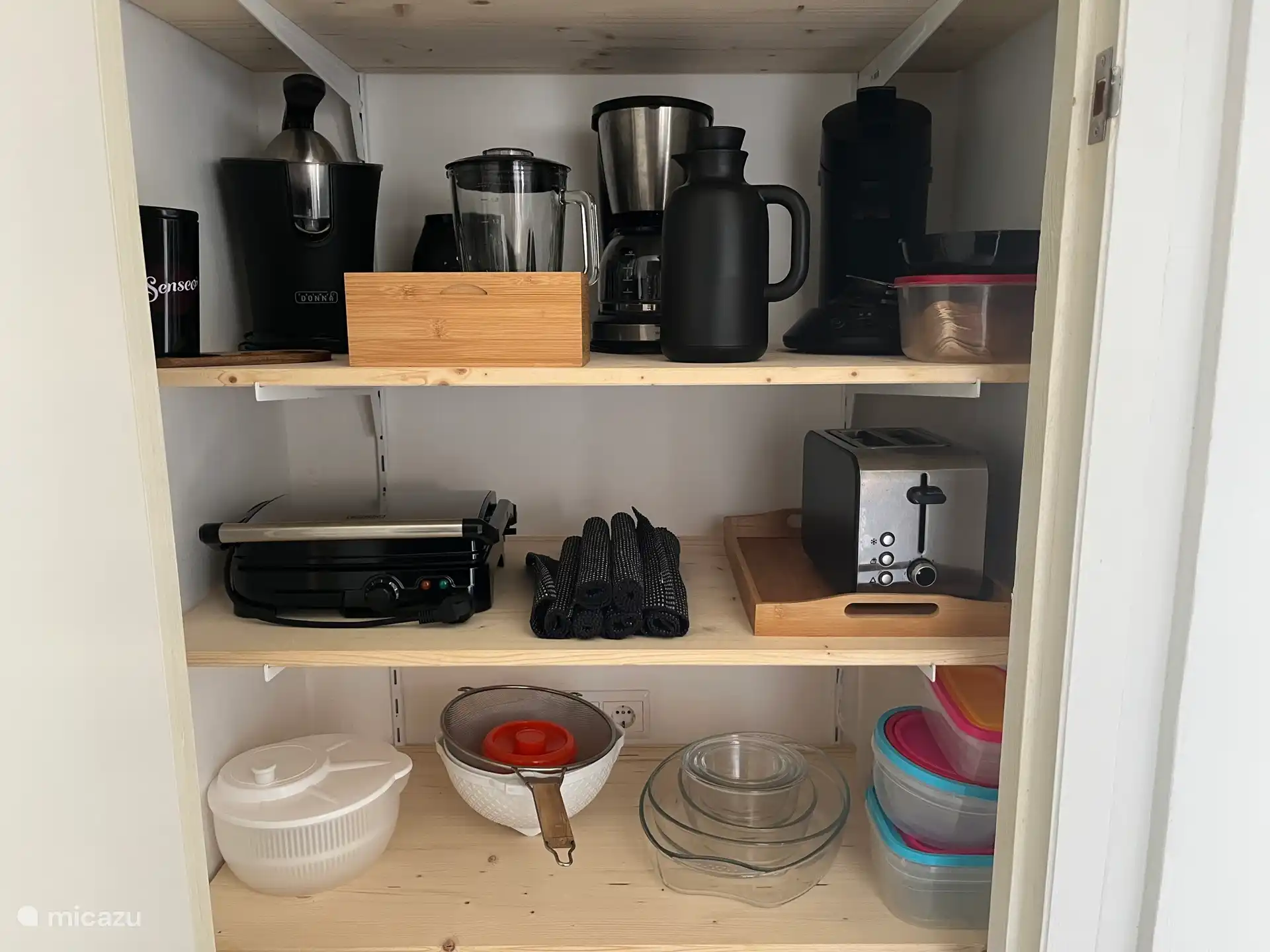 Es gibt viele Küchenutensilien, um zu Hause ein köstliches Frühstück oder eine Mahlzeit zuzubereiten. 