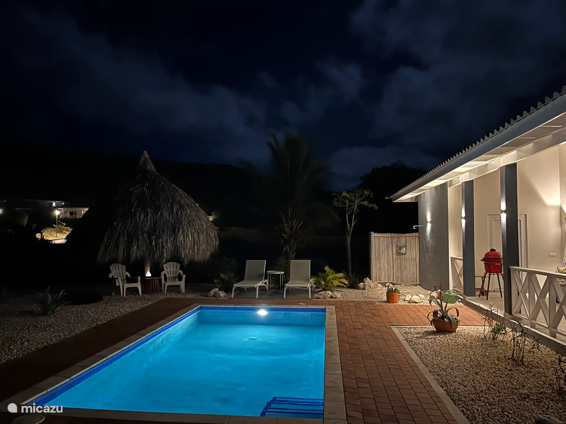 Sie können auch abends das Schwimmbad genießen.